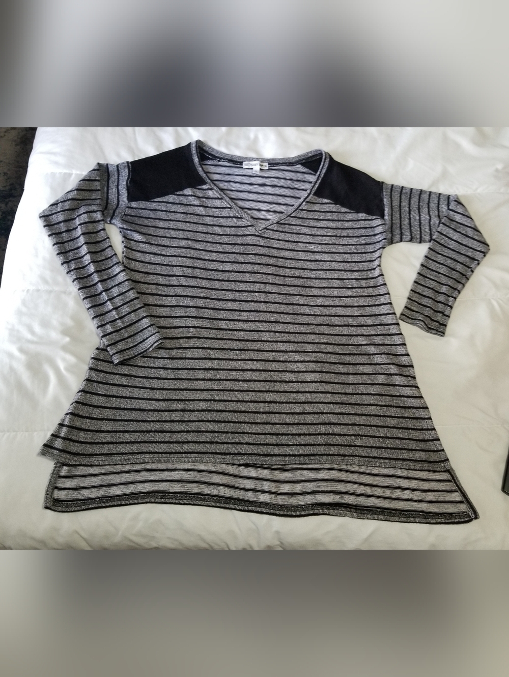 Bethany Mota Black And Gray V-Neck Striped Light Sweater Size Medium